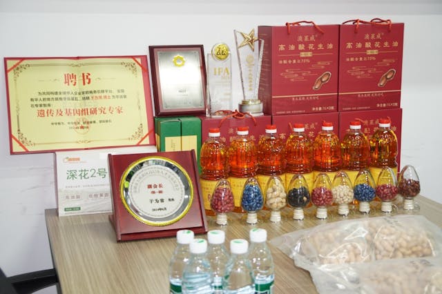 中佳源物種的新品種花生與高油酸花生。