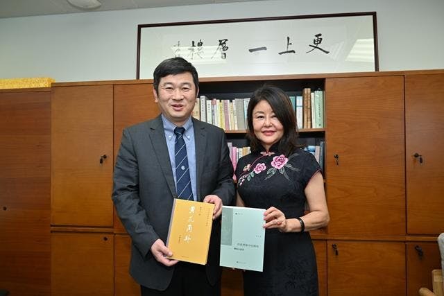 陳致校長與廖書蘭相互交換所著新書。