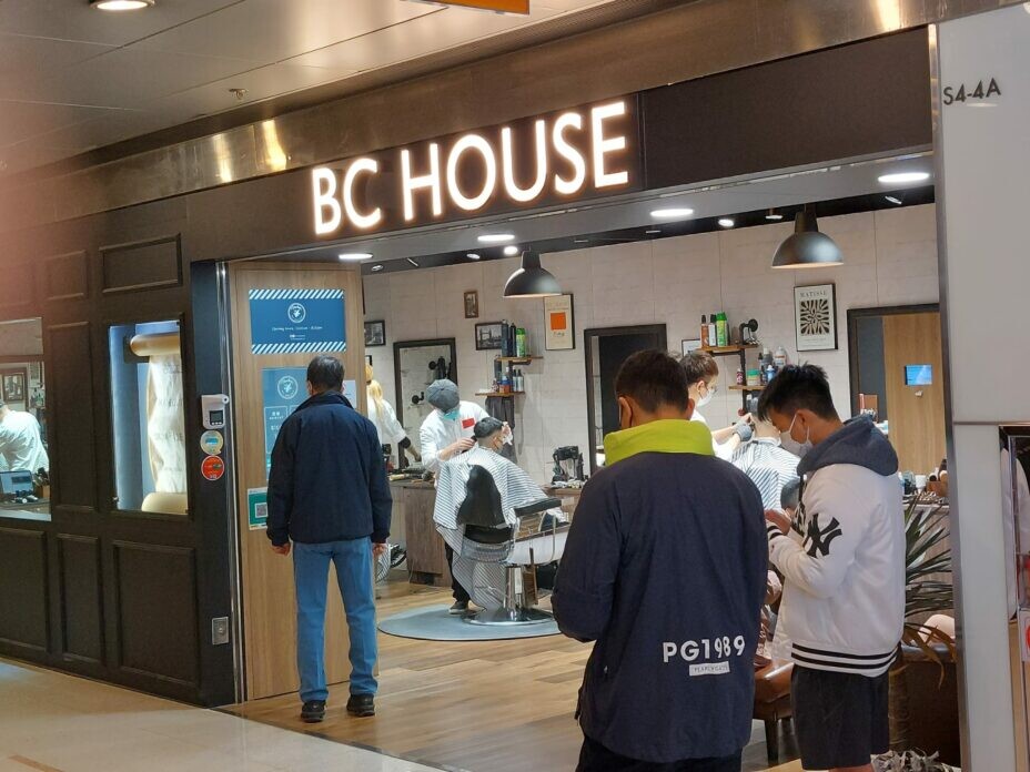 這波防疫措施新增理髮店等處所，理髮店旋即出現難得一見人龍。（灼見名家圖片）