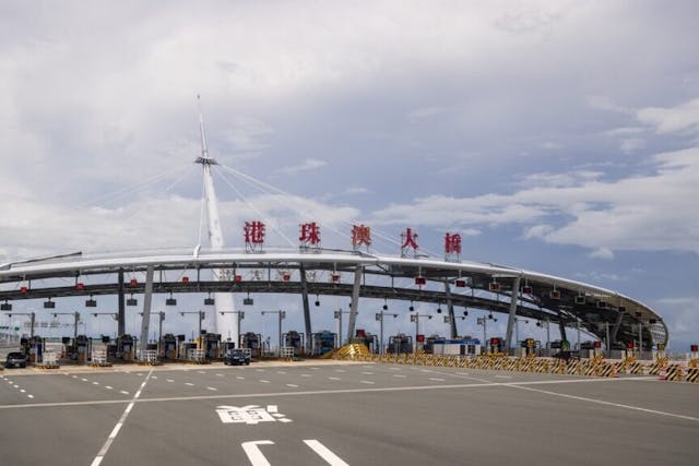 港珠澳大橋只連接香港、珠海、澳門，卻不接通深圳。（Shutterstock）