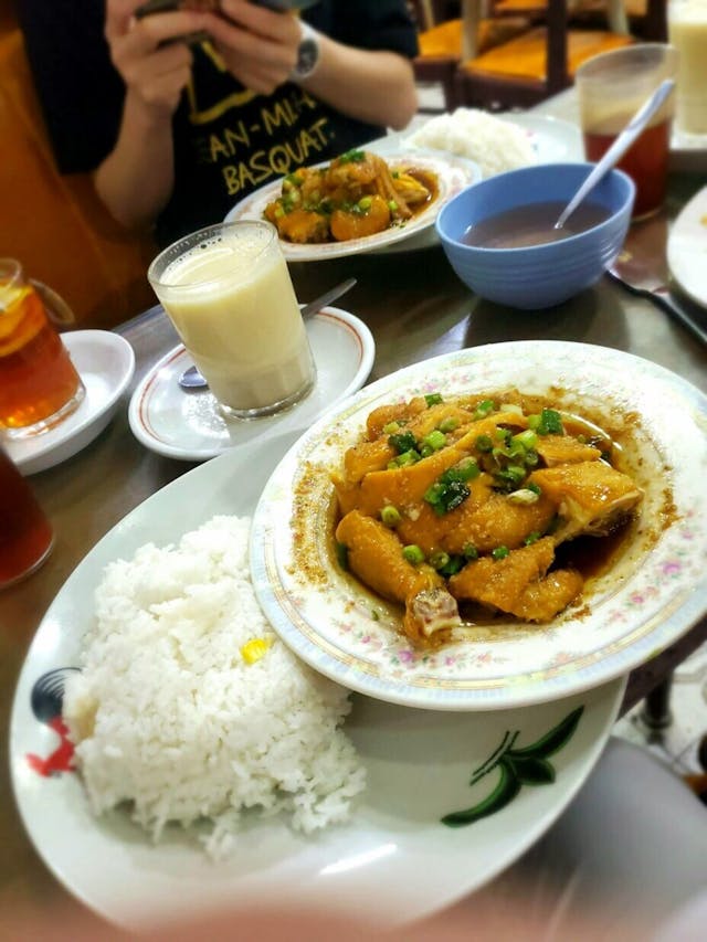 港式茶餐廳包羅萬象的飲食內容，還有桌面不夠時的層層疊上菜方法。