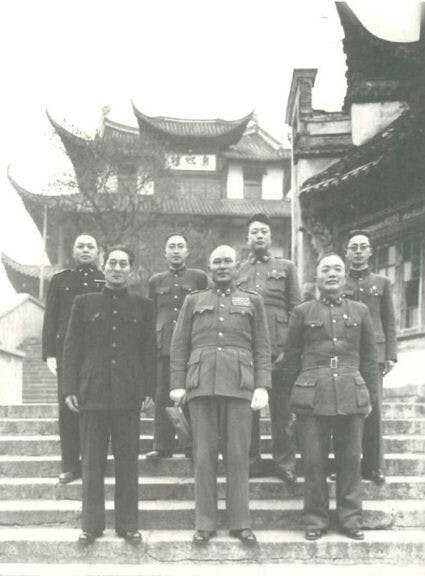 1948年6月，白崇禧（前排中）就任「華中剿總司令」留影於武昌奧略樓前。前排左為湖北省主席萬耀煌。（作者翻攝自書本）