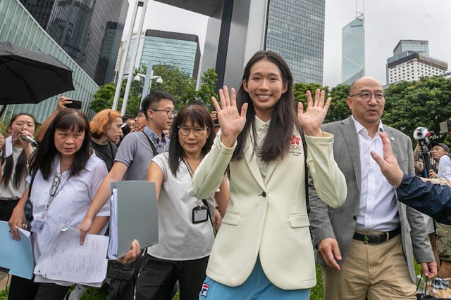 江旻憓現供職於賽馬會，其上司公司事務執行總監譚志源（右）陪同出席活動。（亞新社）