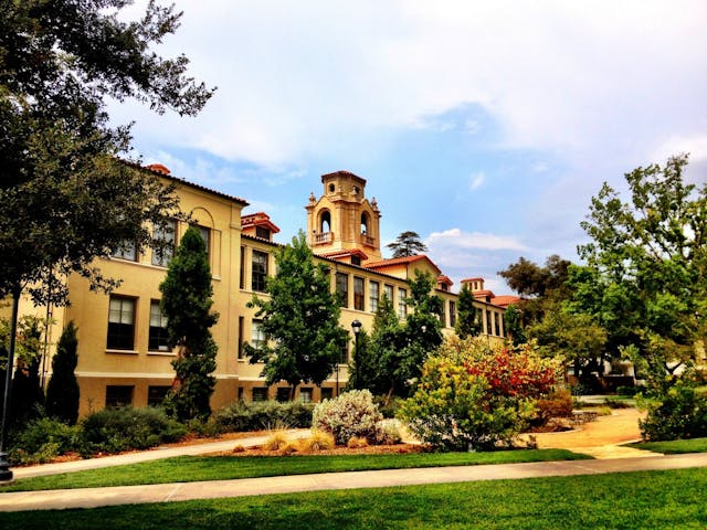 陳智思及黃英琦皆畢業於頂尖的博雅學院波莫納學院（Pomona College）。（Wikimedia Commons）