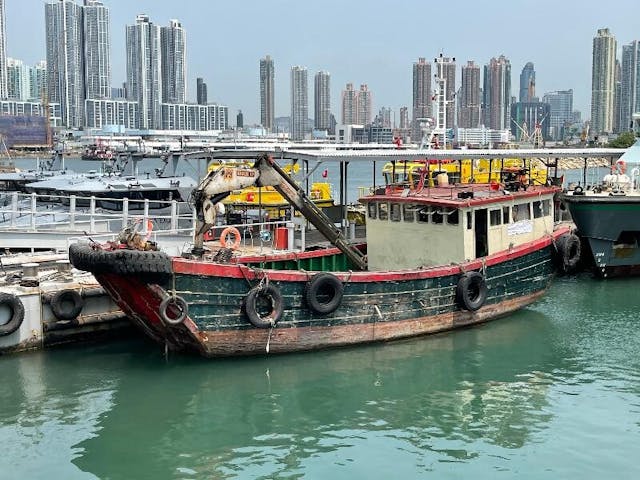 香港海關4月份扣查了一艘漁船，指涉嫌在機場對開海面將走私物品搬運到一艘快艇上。 （香港海關圖片）