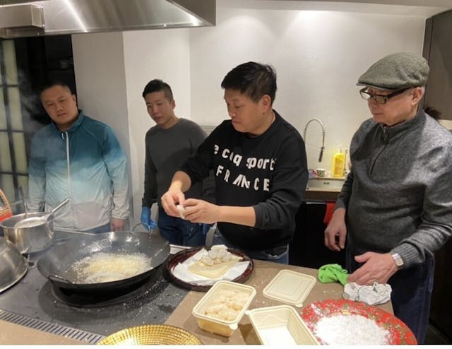 李文星代勞把燕窩盞放入滾油鍋裏。