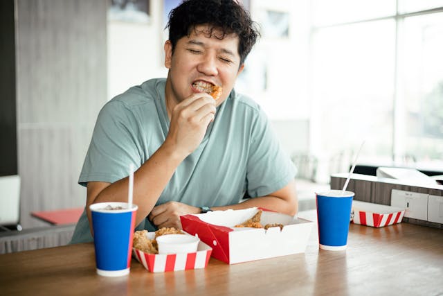 習慣了快節奏的香港人，平日裏更傾向於選擇速食飽腹，而速食中的纖維素和粗糧相對傳統粵菜飲食要少得多，並不利於健康。（Shutterstock）