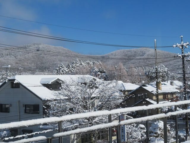 四周的屋頂，全鋪滿雪。