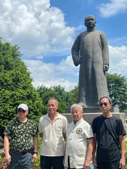 葉問宗師香港首徒梁相師傅的早年高足，左起：林志遠師傅、郭少棠教授、梁錦棠師傅、馮桂華師傅攝於詠春佛山宗師梁贊先生紀念像下。