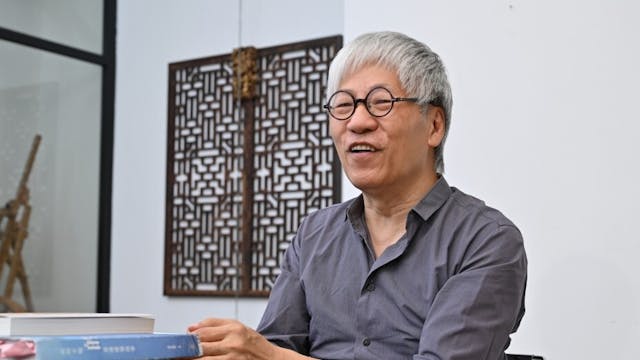 馮永基在訪問中,侃侃而談,漾着笑意。(文灼峰攝)