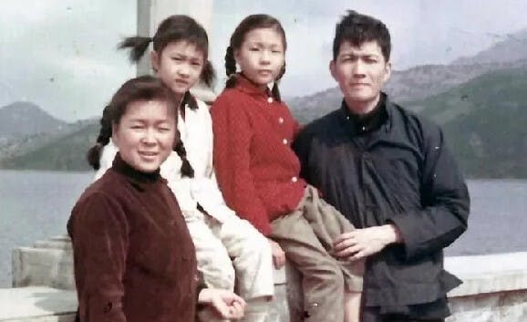 1974年在深圳水庫的李怡全家福，左起：妻梁麗儀、兩女兒、李怡。（李怡Facebook圖片）