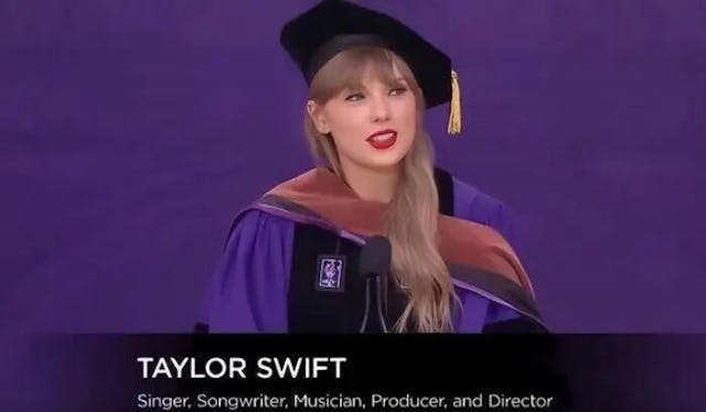 Taylor Swift接受紐約大學藝術榮譽博士學位，笑稱她能置身2022年的畢業禮中，9成是因為她創作的歌曲《22》。（youtube 截圖）