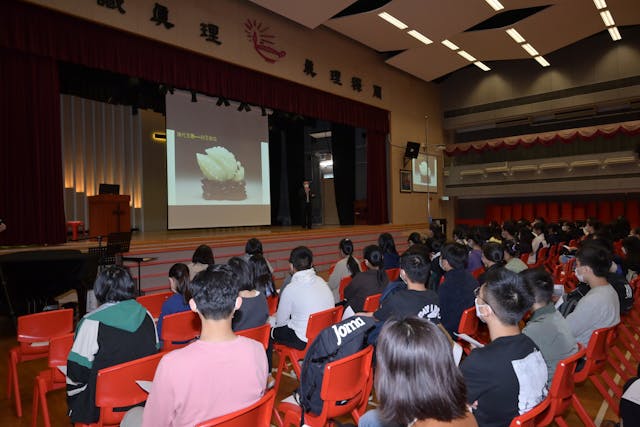 王良和博士講解白玉苦瓜詩作的意涵。