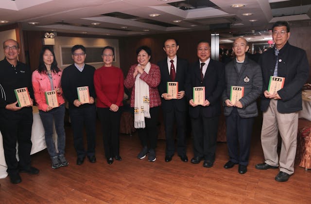 蔡興華女士應香港中文大學聯合書院校友會邀請演講。左四為聯合書院校友會會長殷巧兒女士；右四為聯合書院院長余濟美教授。