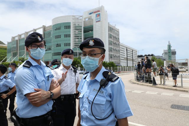 8月10日早上，數百名警員和多輛警車包圍壹傳媒大樓總部及附近道路。（亞新社）