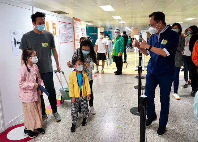 聶德權（右）到香港兒童醫院兒童社區疫苗接種中心了解運作情況，並為留醫小朋友打氣。（聶德權Facebook圖片）