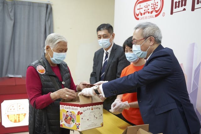 大家樂集團首席執行官羅德承（圖右）於活動上向長者派發盆菜，將盆滿樂滿的祝福 送給基層市民。