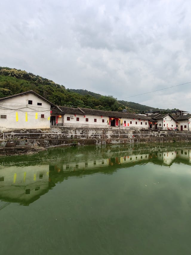 潘氏家族的秋官第，屋前池塘大如球場，很有氣勢。風水塘主聚財，有助蓄水防旱、滅火、養魚、灌溉、調節氣温、淨化空氣、優化環境。