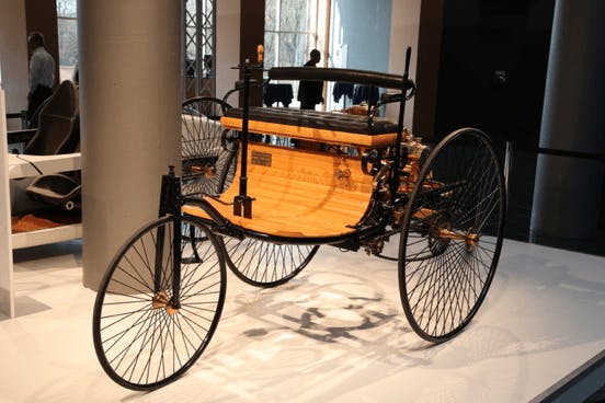 汽車也是這樣，現在普通人都可以有汽車作為代步工具。圖中為1886年的第一輛現代化的汽車。（Wikimedia Commons）