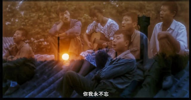 馬小軍和同伴們在屋頂上唱蘇聯歌曲。