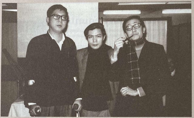 1960年代初《中國學生周報》的社長胡菊人（中）、編輯羅卡（右）與特約作者岑逸飛。（羅卡提供）