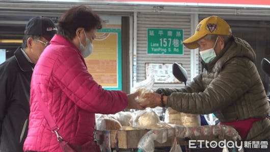 至今仍有老兵推着攤車賣饅頭。（來源：〈93歲老兵推攤賣饅頭　「大餅爺爺」有一個平凡願望〉，15/07/2020，ETtoday新聞，https://www.ettoday.net/news/20200715/1760718.htm#ixzz7DURELcXe）