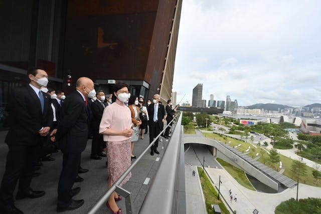 林鄭月娥（左三）觀賞館外景色。