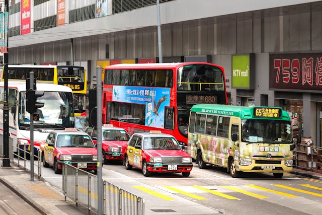 我上次在港taxi丟了個員工證，司機載到下一個客人才發現，結果司機大叔比我還着急，一直說他放下客人就兜過來找我。