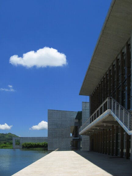 藍天、白雲、灰牆、淨水,猶如一幅版畫的構圖,卻是香港濕地公園展覽大樓的立面。這裏不可逾越,因是给消防車專用的救災走廊,亦是攝影師最佳的取景位置。