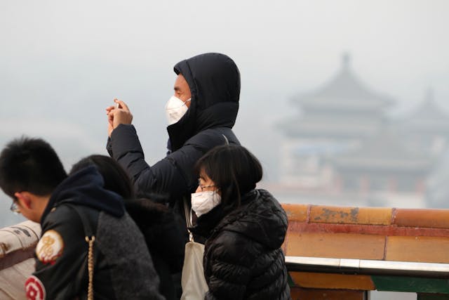 城市上空的霧霾連年不斷，治理污染刻不容緩。（亞新社）