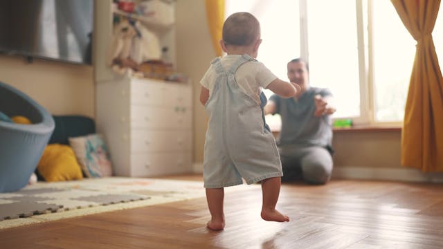 父母往往擔心：「為什麼還不會說話？」「為什麼還不開始學步？」最好的安撫是：「別着急！會來的。」（Shutterstock）