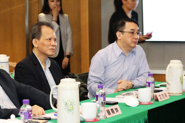灼見名家傳媒社長及行政總裁文灼非（左）和專欄作者黃紹成在研討會上。