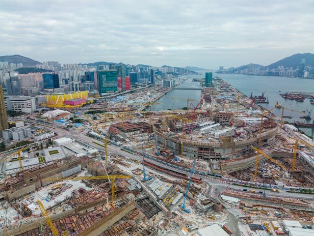 面對氣候變化和相連的極端天氣常態化，香港必須重新思考規劃未來的大方向。（shutterstock）