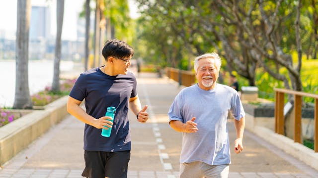 每星期起碼三次運動：一小時健身運動，一小時打乒乓，還有就是多走路。（Shutterstock）