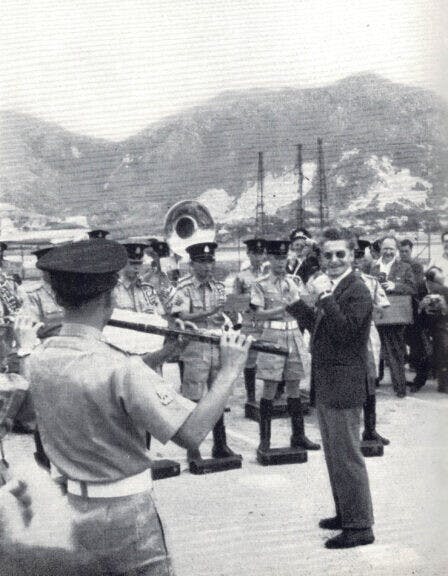 卡拉揚在啟德機場指揮香港銀樂隊，1959年。