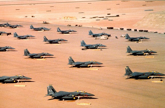 1990年代海灣戰爭，美國曾派出F-15E攻擊鷹式戰鬥轟炸機攻打伊拉克。（Wikimedia Commons）