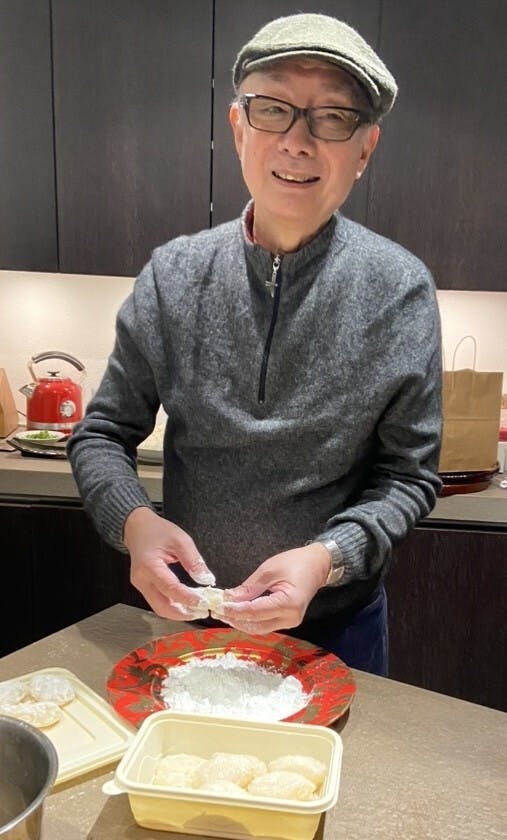李霖師傅把燕窩盞拍上生粉待炸。