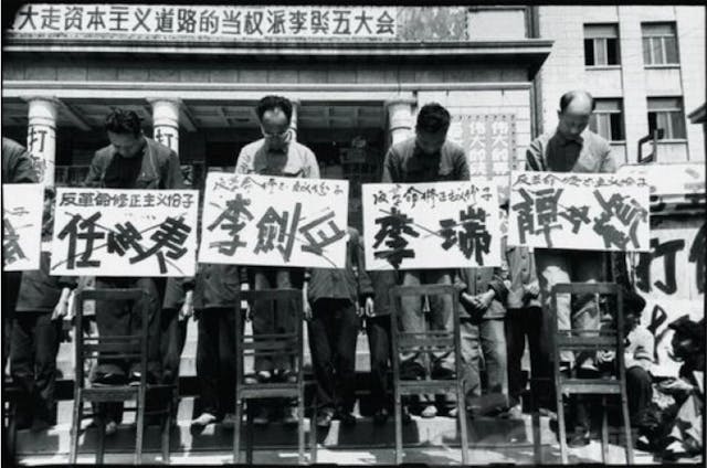 1966年，毛發動紅衛兵「橫掃牛鬼蛇神」，圖為哈爾濱市紅衛兵鬥爭「走資派」任仲夷（左一）等。任氏在1980年代為廣東省改革大將。（網絡圖片）