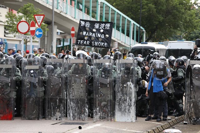 警方舉起黑旗警告。