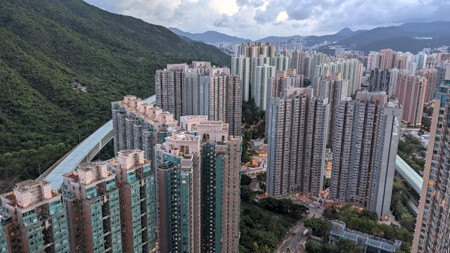 香港辣招的種種限制使得二手市場大幅萎縮，剩下地產商的一手新樓獨領風騷。（亞新社）