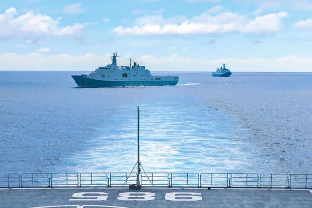 陸方紅軍東部戰區的軍艦，實施圍島（台島）演練。（東部戰區微博圖片）