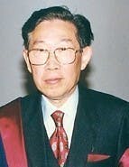 饒餘慶教授1997獲香港大學頒發名譽大學院士銜。（香港大學圖片）