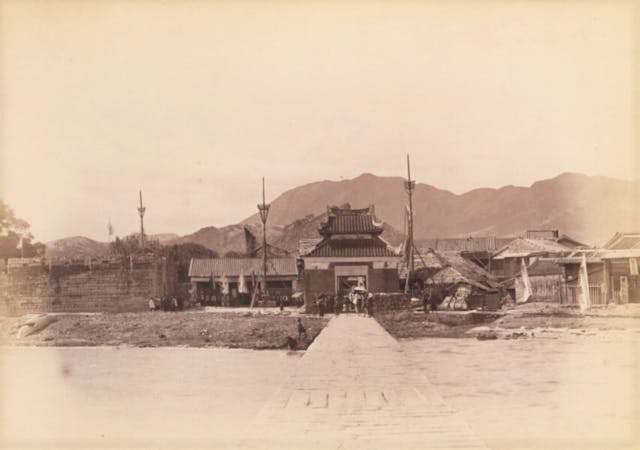 1898年的九龍寨城，圖中央為接官亭，亭前通道連接龍津石橋延伸出海。（Wikipedia Commons）