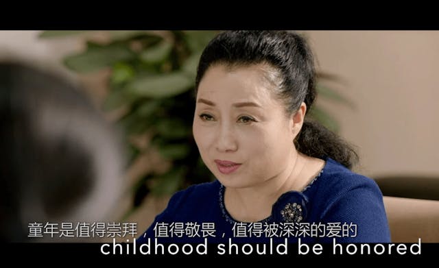 安吉幼兒教育研究中心主任程學琴我們要求老師「閉上嘴，管住手，睜大眼睛觀察，豎起耳朵傾聽。」（安吉幼兒教育研究中心影片截圖）