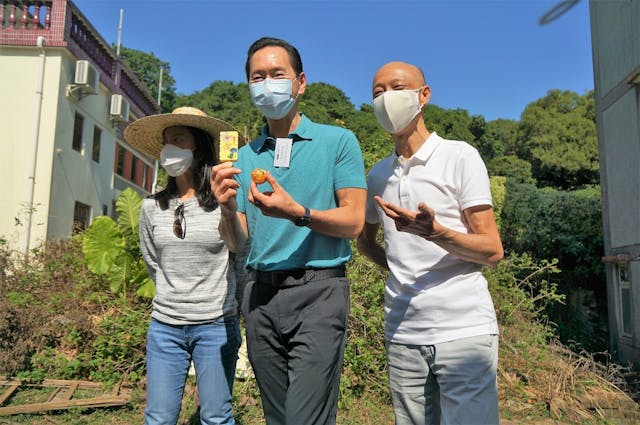 陳智思（中）品嚐「花花雪條」與當地餅食。（曾紹樑攝）