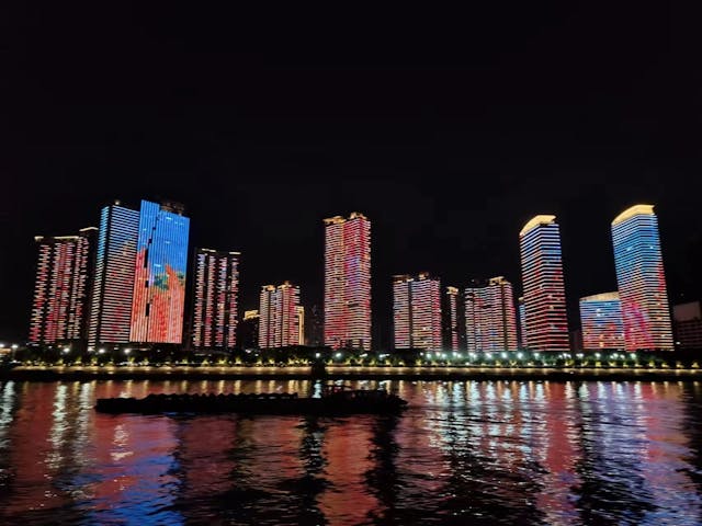 武漢如今已是高樓林立，夜景、燈光秀不遜幻彩詠香江。