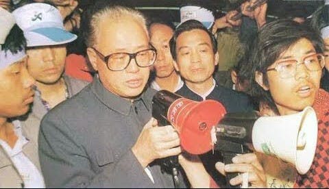 1989年5月，趙紫陽在溫家寶陪同下到天安門廣場，勸學生退場回校，珍視生命。（八九請願檔案圖片）