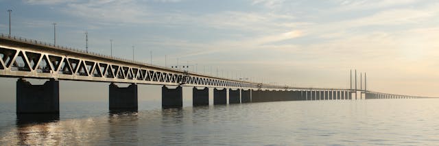 厄勒海峽大橋連接丹麥首都哥本哈根和瑞典城市馬爾默這兩個都會區，而歐洲E20公路則在橋上經過。（Wikimedia Commons）