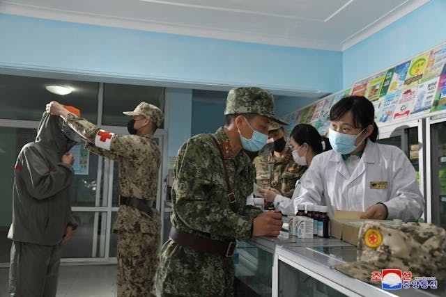 北韓動員人民軍軍醫，到藥店安排藥品供應。（亞新社）