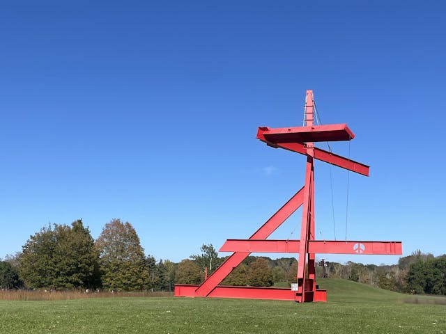 圖一：在這個雕塑作品下，人類好渺小。 Mother Peace, by Mark Di Suvero, 1969-1970。